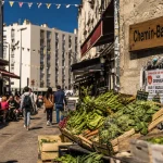 Chemin bas nimes : marché du mardi animé près de la Place du Professeur Pierre-Daudet