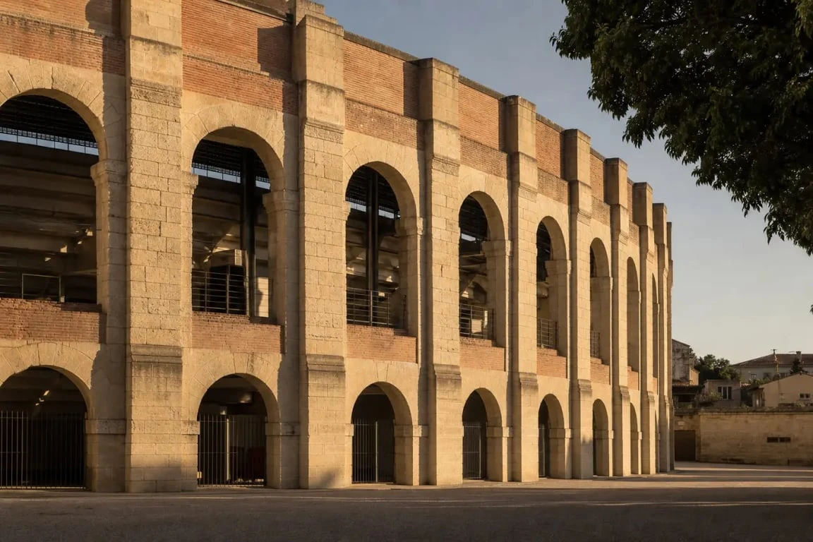 Arene de beaucaire : vue extérieure des Arènes Paul Laurent à Beaucaire avec gradins et façade en pierre.