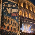 Arènes de Nîmes 2025 : affiche du Festival de Nîmes 2025 sur panneau bois
