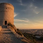 Tour magne nimes, vue depuis le Mont Cavalier vers Nîmes et les Jardins de la Fontaine