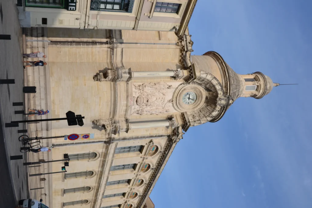 Le lycée Alphonse Daudet à Nîmes. Photo recadrée.