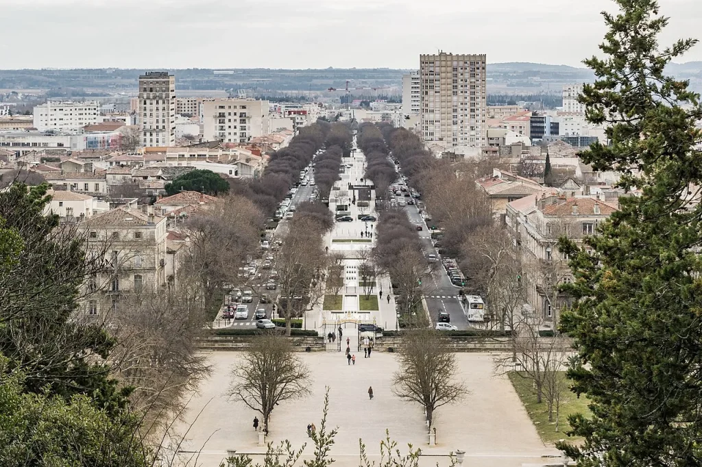 Avenue Jean-Jaurès à Nîmes, axe où se trouve le lycée Ernest Hemingway. Vue du quartier.