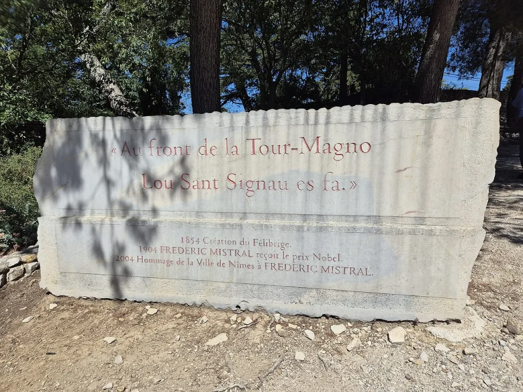 Hommage à Frédéric Mistral près de la tour Magne à Nîmes. Ce monument évoque l’écrivain qui donne son nom au lycée ; il ne se trouve pas dans l’établissement.