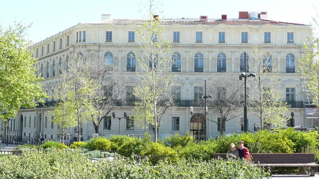 Hôtel Bézard sur l’esplanade Charles-de-Gaulle, dans le secteur du lycée d’Alzon. Vue du quartier.