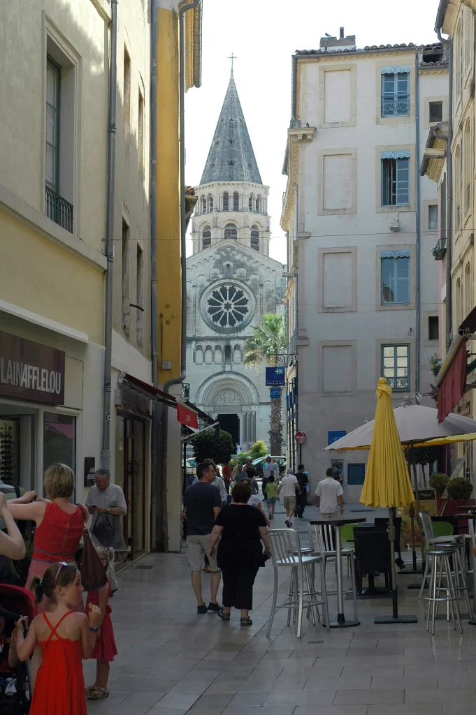 Rue de la Madeleine et église Saint-Paul à Nîmes. Vue du centre-ville, dans le secteur des Chassaintes.