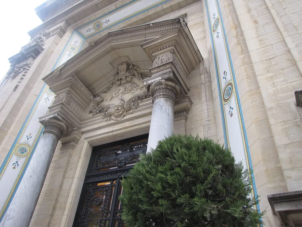 L’entrée du musée des Beaux-Arts de Nîmes, près du secteur de la rue Charlemagne. Vue du quartier, distincte de l’accueil.