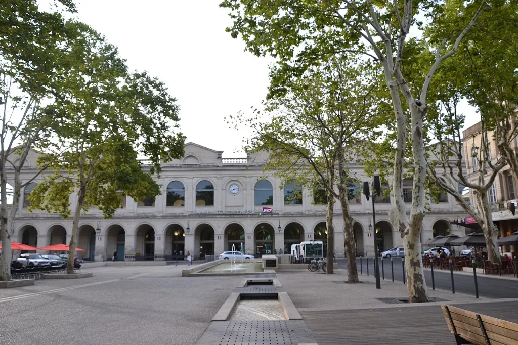 La gare de Nîmes Centre, près du lycée CCI Gard situé avenue du Général-Leclerc.