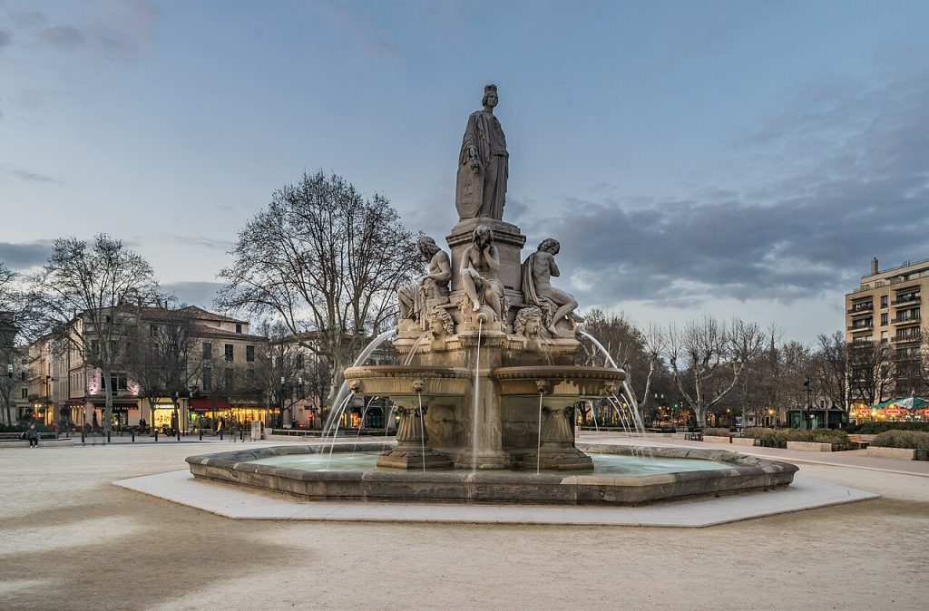 La fontaine Pradier sur l’esplanade Charles-de-Gaulle, près du boulevard de Bruxelles où se trouve Saint-Vincent de Paul. Vue du quartier.