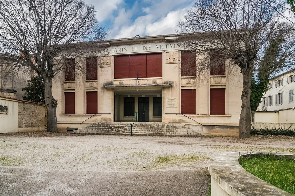 Rue des Chassaintes à Nîmes : bâtiment du numéro 22, dans la rue de l’école Saint-Stanislas.