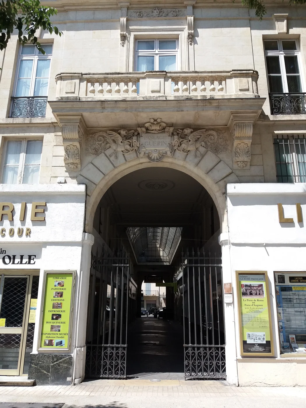 L’entrée du passage Guérin, boulevard Gambetta, près de la rue Nationale où se situe l’ADIL. Vue du quartier, distincte de l’accueil.