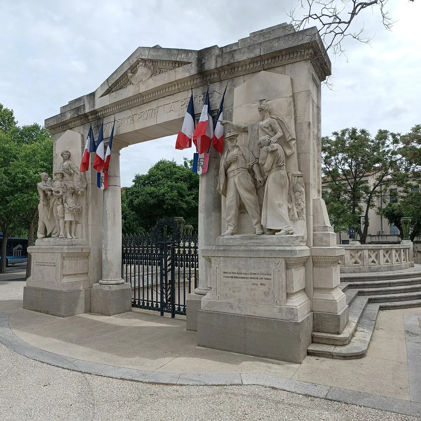 Le monument aux morts du square du 11-Novembre, où se trouve l’accueil de la Banque de France. Vue du quartier, distincte de l’accueil.