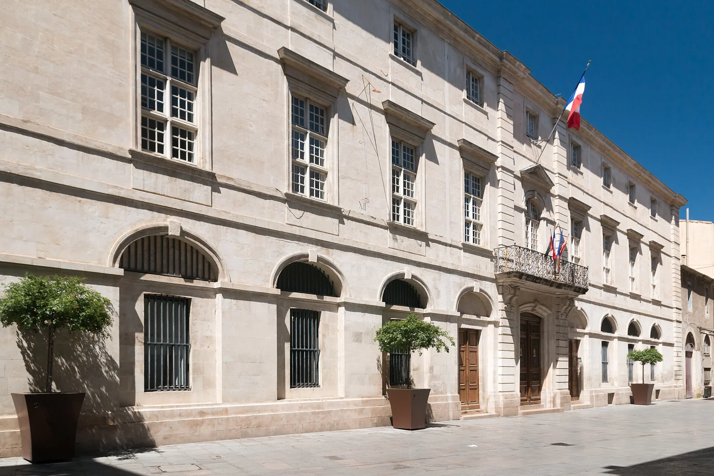 L’hôtel de ville de Nîmes, place de l’Hôtel-de-Ville.