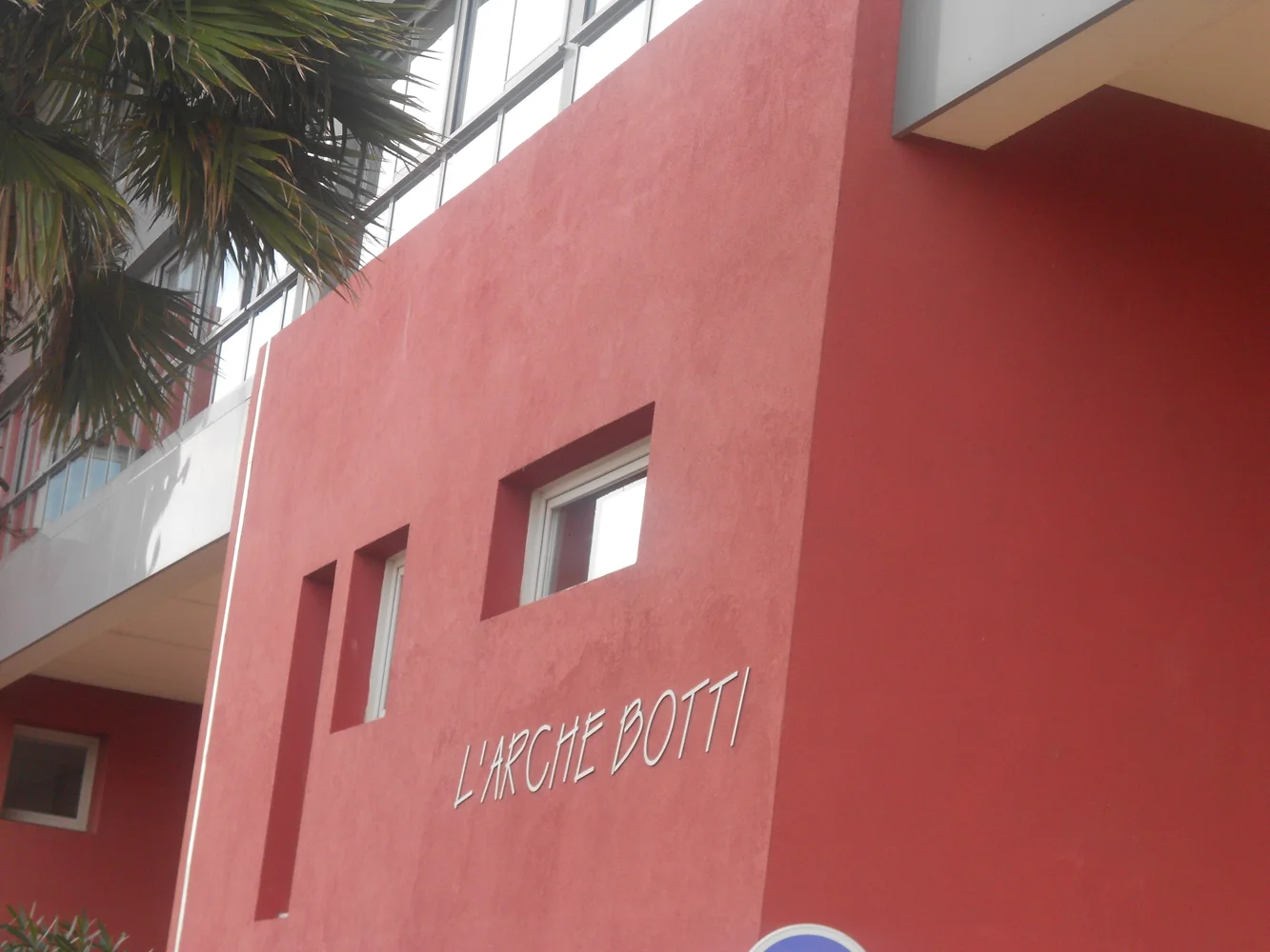 L’immeuble L’Arche Bötti, allée Norbert Wiener à Nîmes, près du boulevard Salvador Allende.