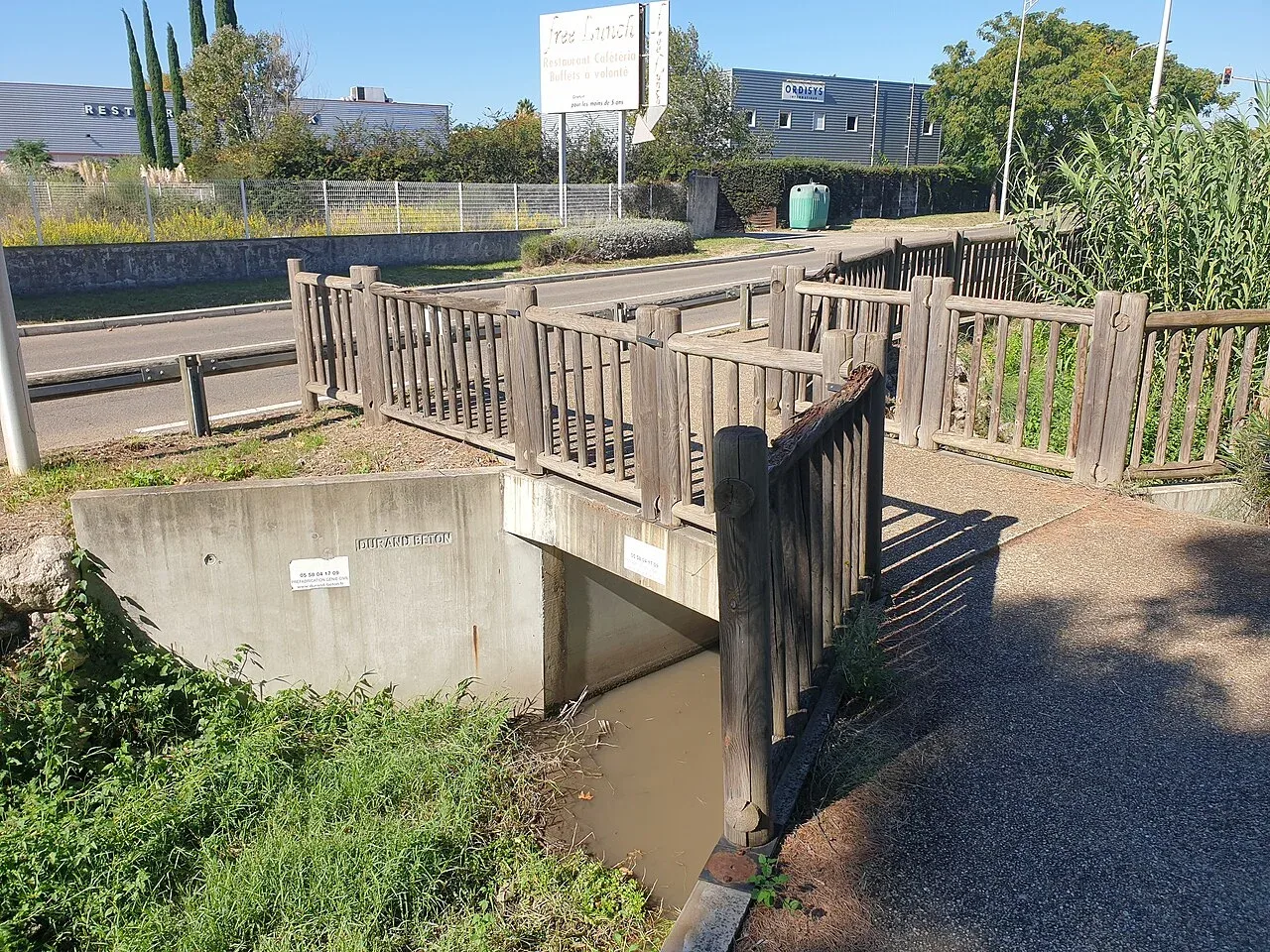 La passerelle de la route de Saint-Gilles à Nîmes, près du siège de la Caf rue Maurice-Schumann.