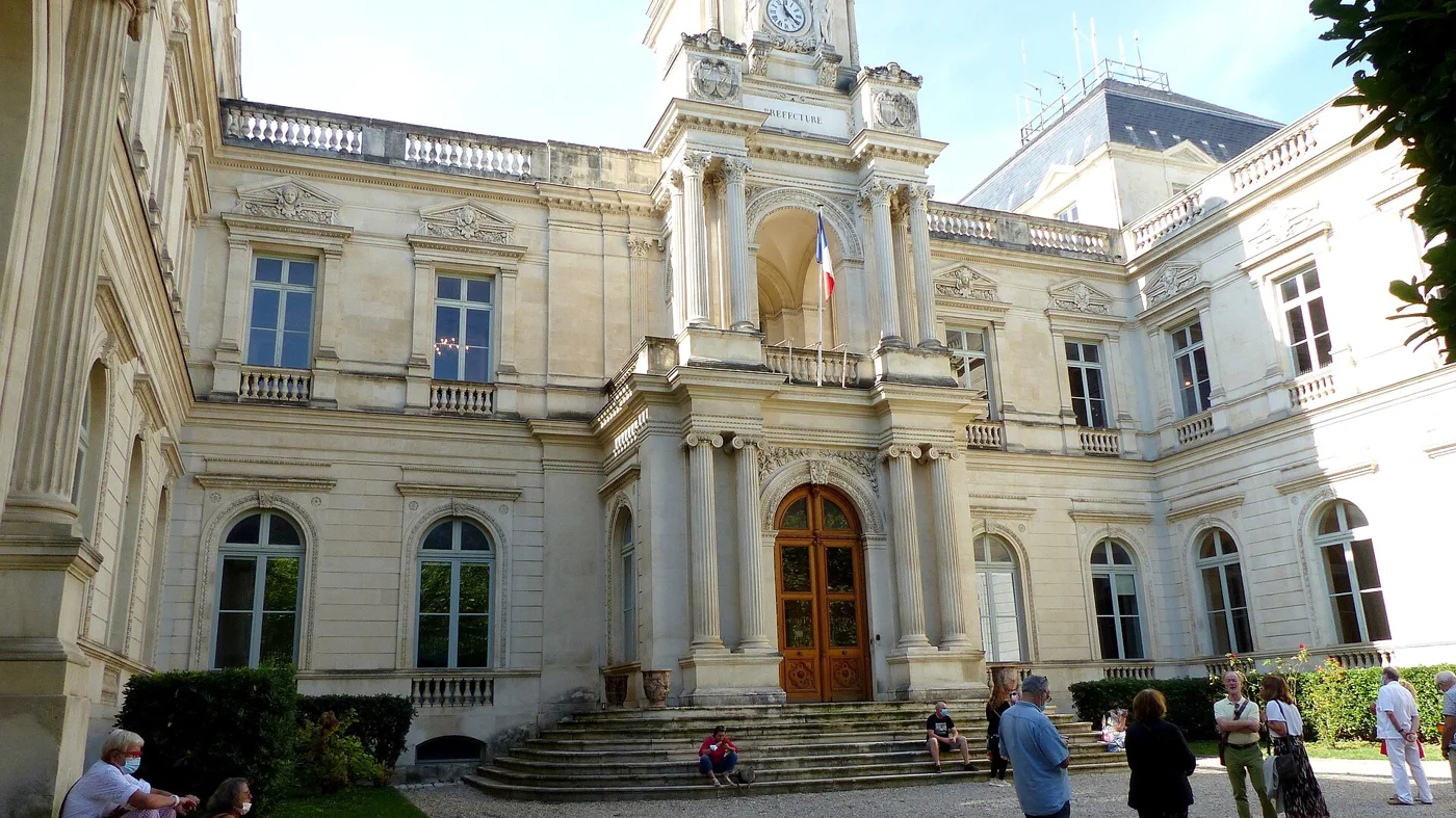 La façade est de l’hôtel de préfecture du Gard à Nîmes.