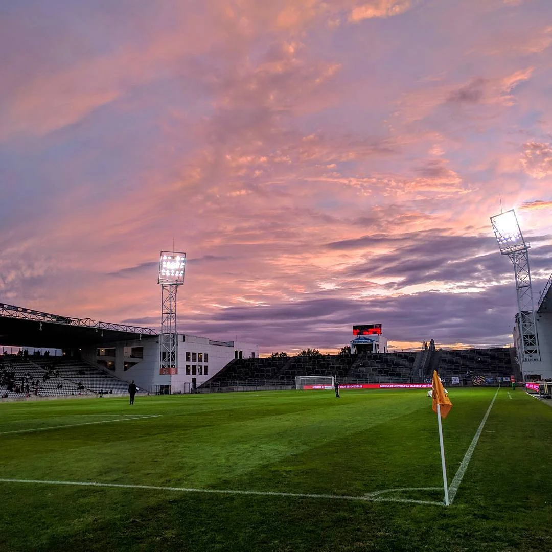 Le stade des Costières, à environ 1,2 km à vol d’oiseau à l’est de la rue de l’Hostellerie. Vue d’octobre 2017. Vue du quartier, distincte de l’accueil.