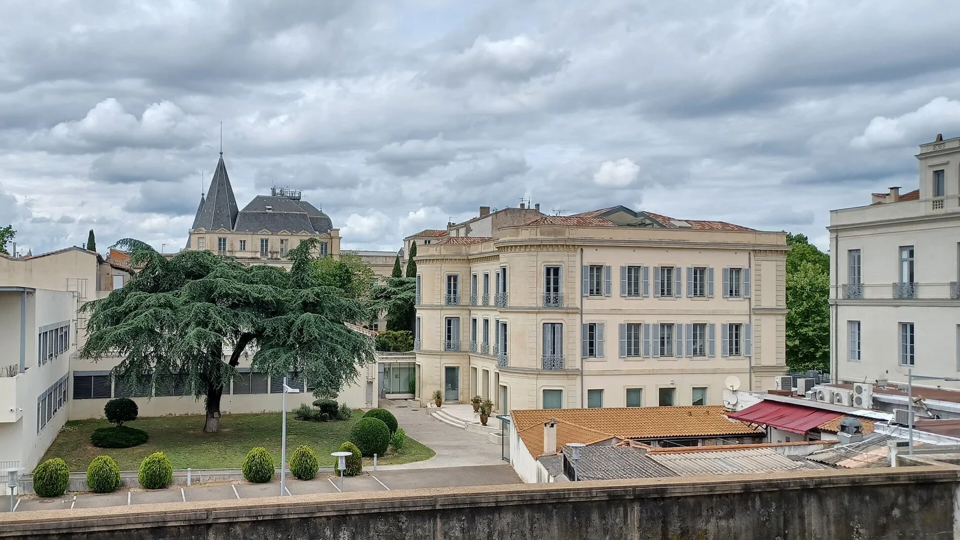 Le tribunal administratif de Nîmes, avenue Feuchères, photographié depuis le côté de la gare.
